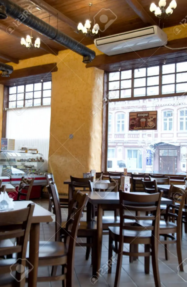 Cafe dengan langit-langit tinggi dan jendela besar